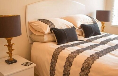 Merthyr Tydfil Bed & Breakfast | Queen Bee & B