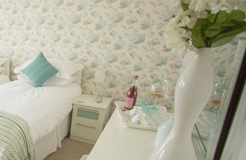 Merthyr Tydfil Bed & Breakfast | Queen Bee & B