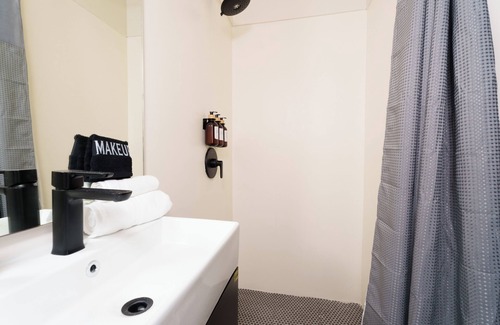 Santurce Hotel | Queen Bee @ Somos Hotel