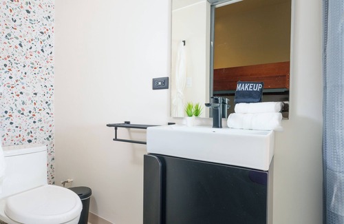 Santurce Hotel | Queen Bee @ Somos Hotel