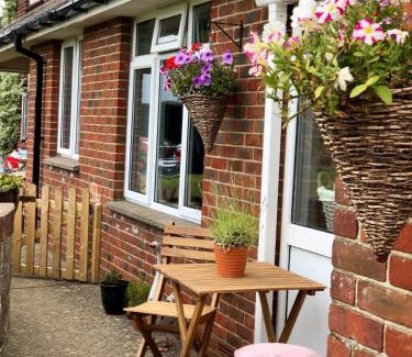 Sandown House | Queen Bower Farm Lodge