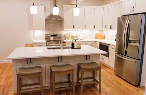 Roselawn Finance House | Queen City Family House - 5BR/Backyard/Home Theater/Kid Friendly