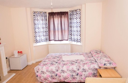 Gillingham House | QUEEN GUEST HOUSE