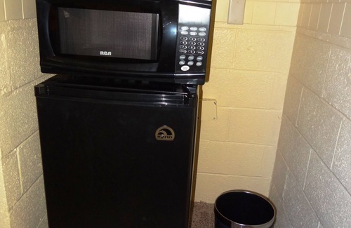 Mount Ida Apartment | Queen Guest Room located at the Joplin Inn at the entrance to Mountain Harbor, just 2 1/2 miles from Lake Ouachita. by RedAwning