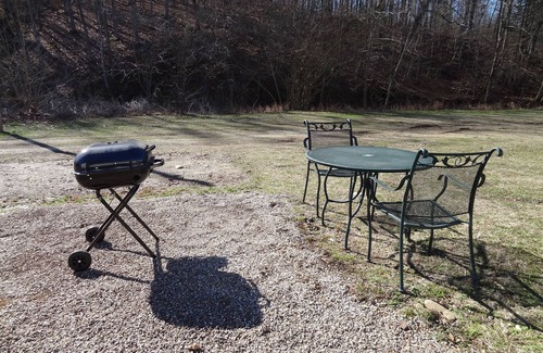 Mount Ida Apartment | Queen Guest Room located at the Joplin Inn at the entrance to Mountain Harbor, , just 2 1/2 miles from Lake Ouachita. by RedAwning