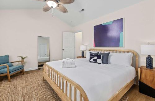 Charleston House | Queen Kelsey - mins from Credit One - pet friendly