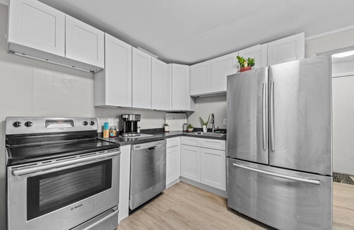 Greensboro Apartment | Queen Loft .5 Mile Downtown - HS Internet 55 in TV