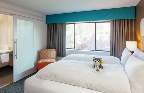 University District Hotel | Queen Pineapple Getaway, Sweet Treats, Near University Village, UW Close
