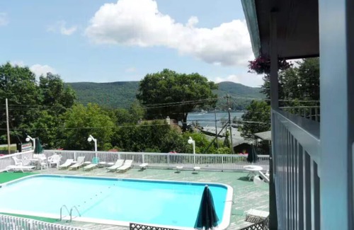 Lake George Hotel | QUEEN ROOM IN LAKE GEORGE-1