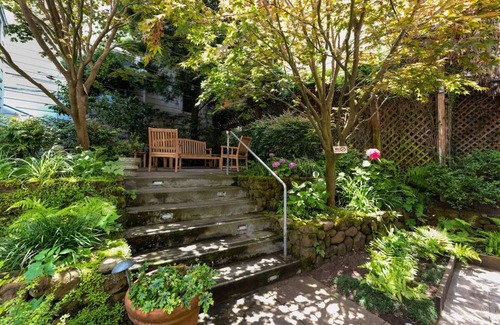 Lower Haight House | Queen Room in Metro Hotel, Artsy & Modern, Righ in the Heart of Haight