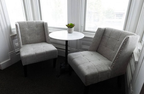Lower Haight House | Queen Room in Metro Hotel, Artsy & Modern, Righ in the Heart of Haight