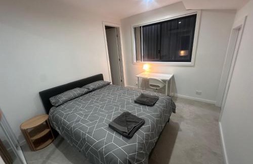 Guildford House | Queen Room in Modern House with Attached Bathroom - OR5
