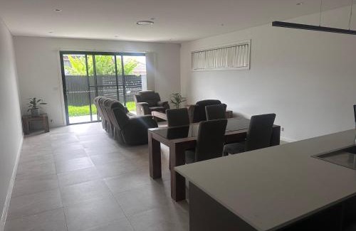 Guildford House | Queen Room in Peaceful and Modern House - OR8