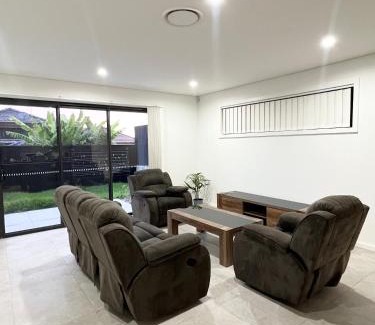 Guildford House | Queen Room in Peaceful and Modern House - OR8