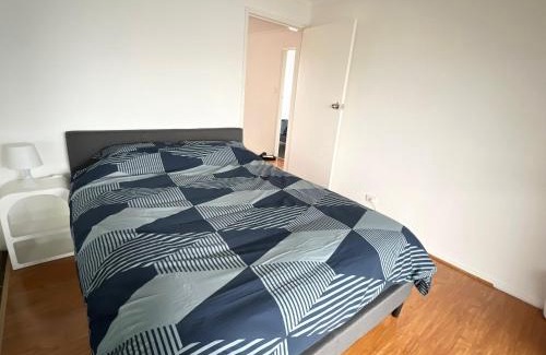 South Wentworthville House | Queen Room in with Balcony and Swimming Pool - SW5