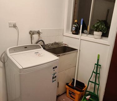 Carlingford House | Queen Room near Shopping Mall & Station- NC1