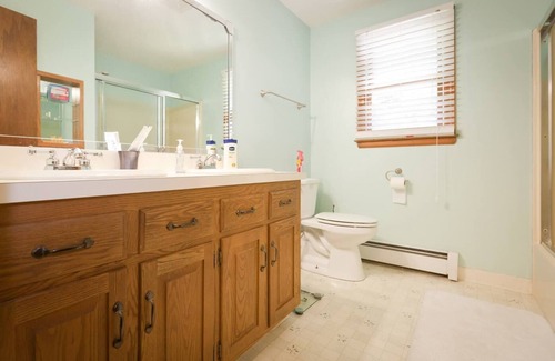 Glastonbury House | Queen Room with Private Bath IN GLASTONBURY