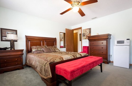 Glastonbury House | Queen Room with Private Bath IN GLASTONBURY
