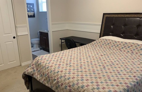 Alessandro Heights Apartment | Queen room with private bathroom