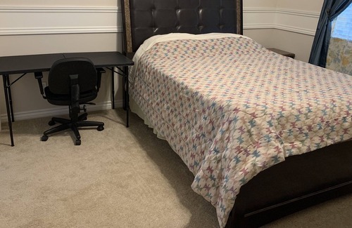 Alessandro Heights Apartment | Queen room with private bathroom