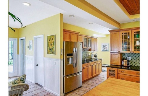Andes House | Queen Rose Room with a large private bathroom
