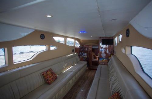 Tanjungbenoa Boat Rental | Queen Ruizi Private Yacht