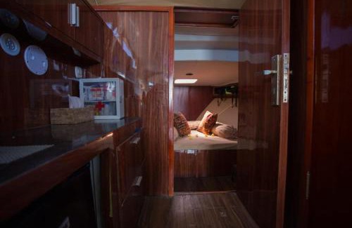 Tanjungbenoa Boat Rental | Queen Ruizi Private Yacht