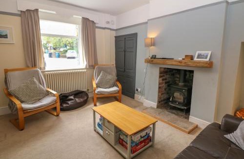 Tideswell House | Queen's Cottage