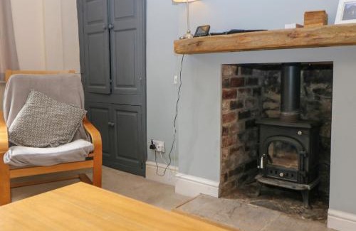 Tideswell House | Queen's Cottage