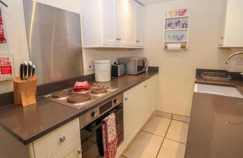 Tideswell House | Queen's Cottage