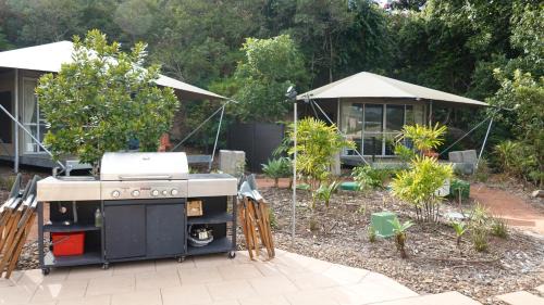 Nelly Bay Apartment | Queen Safari Tent 4