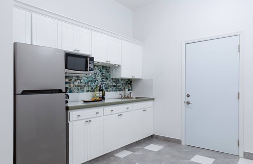 Grace Bay Apartment | Queen Size Bedroom - TheSuites@Mr.Groupers