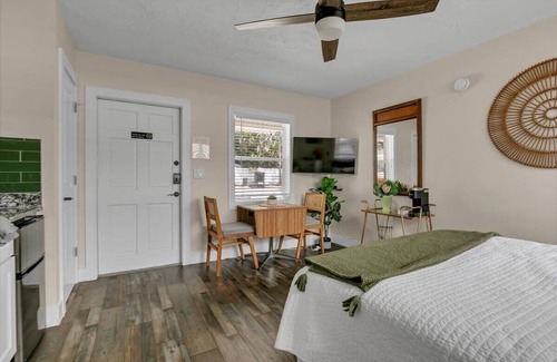 Safety Harbor Hotel | Queen Studio | Downtown Spot +Free Laundry