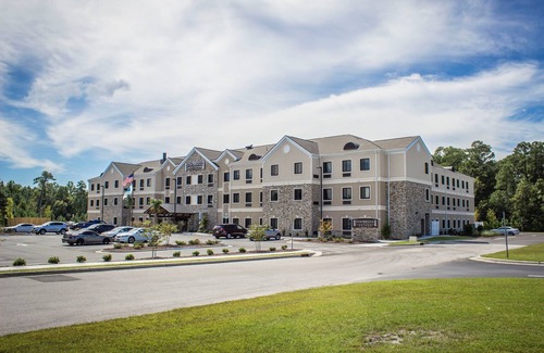 Jacksonville Apartment | Queen Studio. Free Breakfast. Pool. Gym. Business Center.