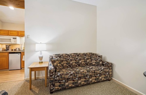 West Bridgewater Hotel | Queen Studio on the 2nd floor with outdoor heated pool 207