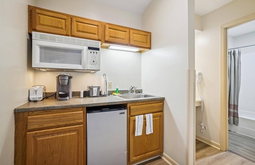 West Bridgewater Hotel | Queen Studio on the 2nd floor with outdoor heated pool 207
