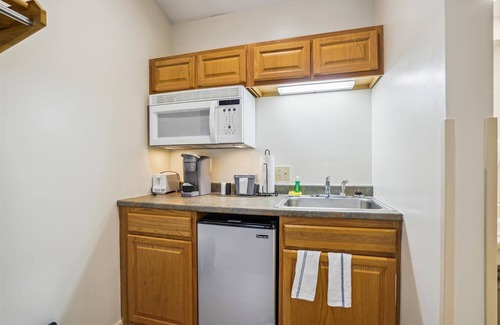 West Bridgewater Hotel | Queen Studio on the 2nd floor with outdoor heated pool 210
