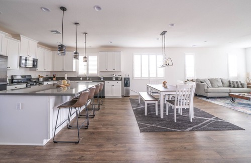 Merced House | *Queen Suite by hospital & UC w/Private Bathroom*