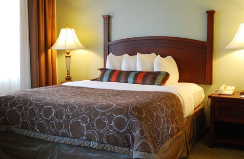 Eden Condo | Queen Suite | Laptop-friendly + FREE Breakfast