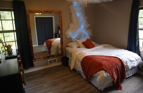 Church Street House | Queen Suite + Private Bath 8 Mins From ATL Airport w/ Fast Wifi