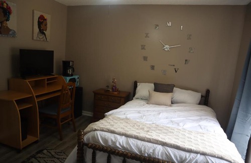 Church Street House | Queen Suite + Private Bath 8 Mins From ATL Airport w/ Fast Wifi