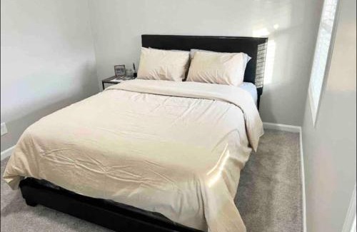 Forest Park House | Queen Suite with 24hr Indoor Hot Tub with Wifi Room 3