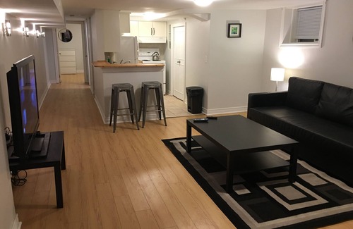 Little Portugal Apartment | QueenBed Suite In Heart of Downtown + Laundry