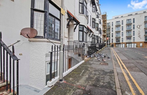 Brighton City Centre Apartment | Queens Apartment By My Getaways Free Parking for one car