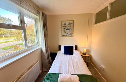 Swindon House | Queens Drive Long Stays Free Parking Sleeps 7
