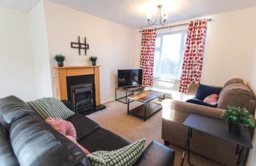 Swindon House | Queens Drive - Sleeps 6, 3 Bedrooms, Parking, Contractors Welcome