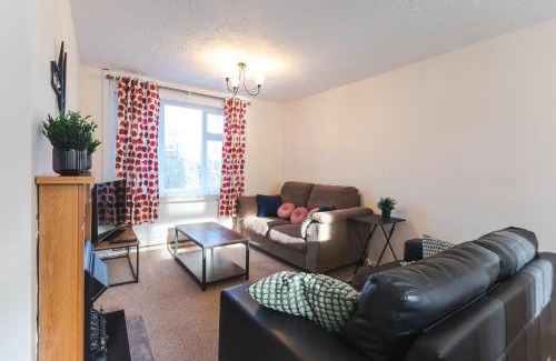 Swindon House | Queens Drive - Sleeps 6, 3 Bedrooms, Parking, Contractors Welcome