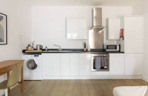 Redhill Apartment | Queens Lodge 1-Bed Apartment in Redhill