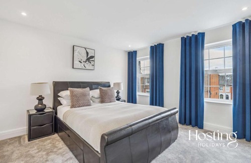 Henley House | Queens Mews Brand New Luxury Home with Parking