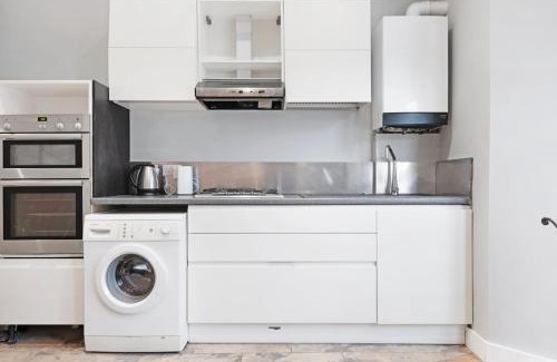 Queen's Park Apartment | Queens Park 1 bed suite sleeps 4 ppl Ground floor